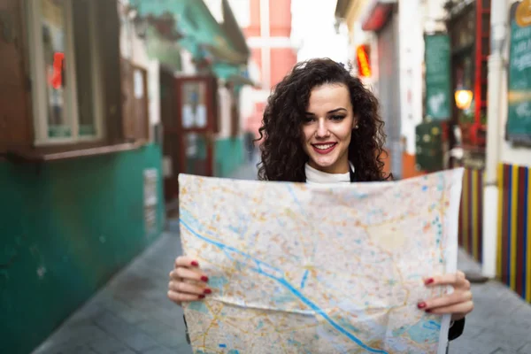 Mujer mirando el mapa de la ciudad — Foto de Stock