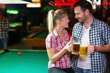 bira içip Bilardo oynayan Çift