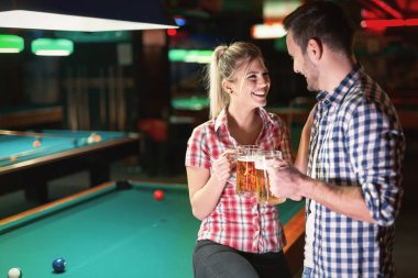 bira içip Bilardo oynayan Çift
