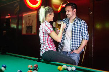 bira içip Bilardo oynayan Çift
