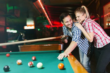 birlikte havuz çalmaya çift çubuk