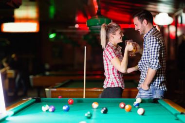 bira içip Bilardo oynayan Çift