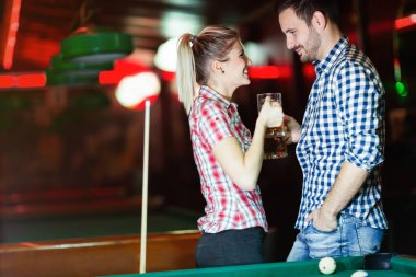 bira içip Bilardo oynayan Çift