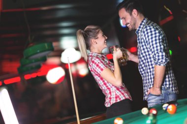 Snooker tarihte oynarken bira içmek