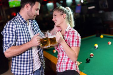 bira içip Bilardo oynayan Çift