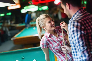 bira içip Bilardo oynayan Çift