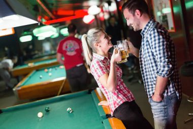 bira içip Bilardo oynayan Çift