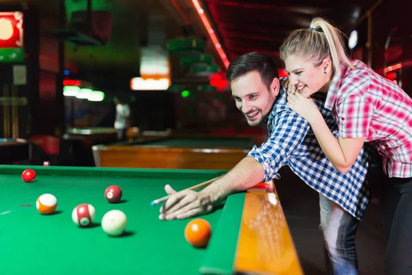 Пара играет вместе бассейн в баре — стоковое фото