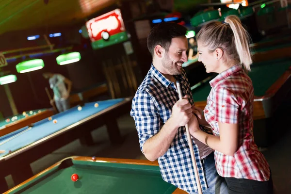 Пара грає разом басейн в барі — стокове фото