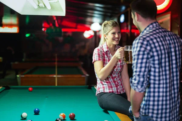 Couple boire de la bière et jouer snooker — Photo