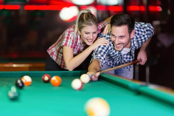 Pareja jugando juntos piscina en bar —  Fotos de Stock