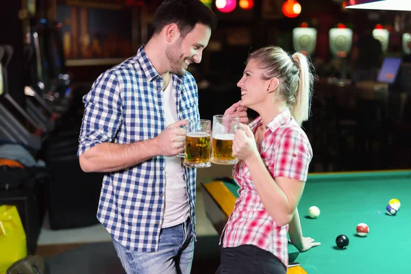 Bier trinken und Snooker spielen bei Date — Stockfoto