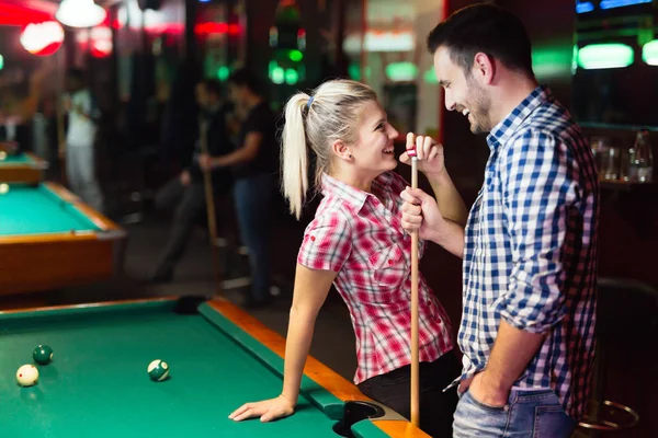 Pareja jugando juntos piscina en bar — Foto de Stock