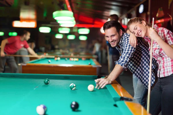 Couple jouant ensemble piscine dans le bar — Photo