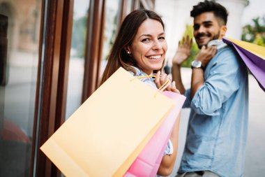 Çift birlikte alışveriş keyfini çıkarın