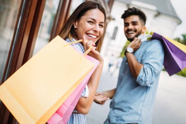 Çift birlikte alışveriş keyfini çıkarın