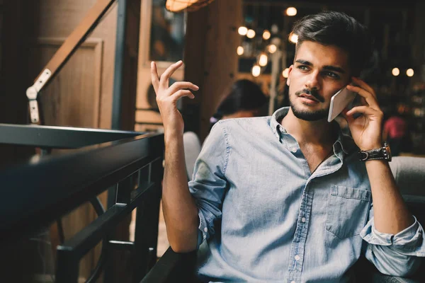 Mavi gömlekli yakışıklı adam.