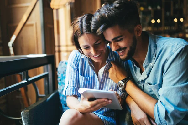 Koppel op datum in de coffeeshop — Stockfoto