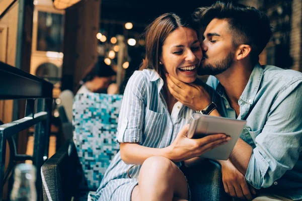 Pareja en la fecha en la cafetería —  Fotos de Stock