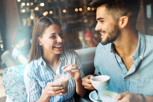 Pareja en la fecha en la cafetería —  Fotos de Stock