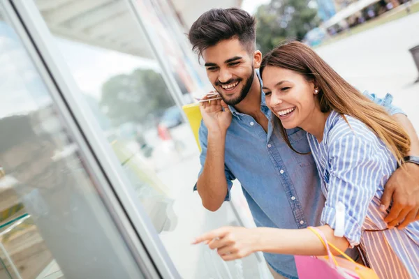 Casal gosta de fazer compras juntos — Fotografia de Stock