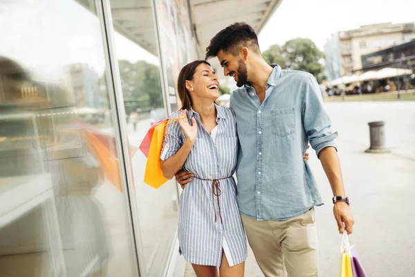 Paar genieten van samen winkelen — Stockfoto