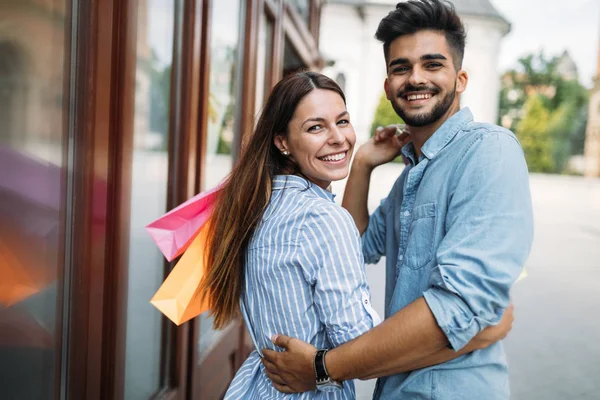 Casal gosta de fazer compras juntos — Fotografia de Stock