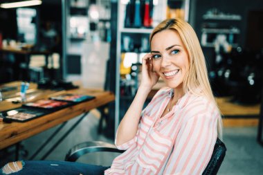 Genç, güzel sarışın kadın.