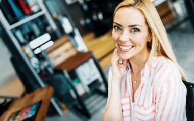 Genç, güzel sarışın kadın.