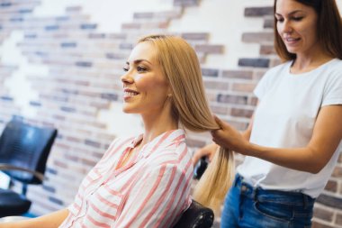 genç kadın Başlarken saç kesimi