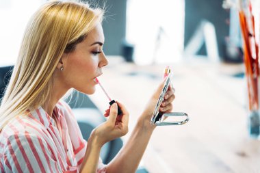 güzel bir kadın makyaj uygulanması