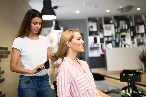 Joven mujer consiguiendo corte de pelo —  Fotos de Stock