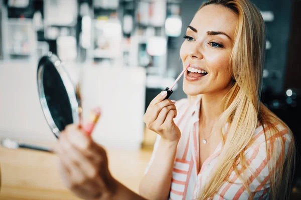 Mujer aplicando maquillaje — Foto de Stock