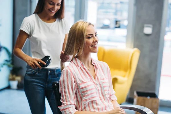 Jovem mulher recebendo corte de cabelo — Fotografia de Stock