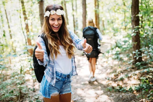 Mujeres que pasan tiempo en la naturaleza —  Fotos de Stock