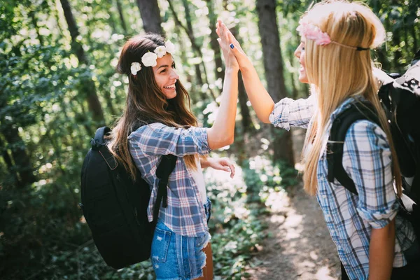 Les femmes passent du temps dans la nature — Photo