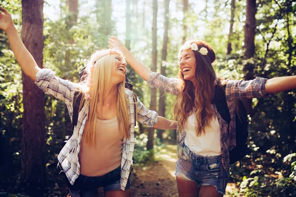 Vrouwen besteden tijd in de natuur — Stockfoto