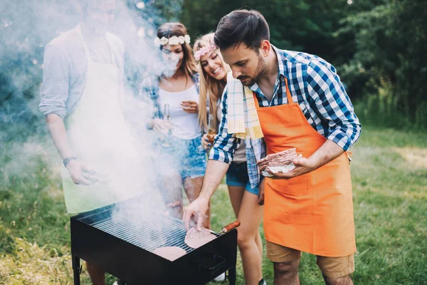 Venner som griller – stockfoto