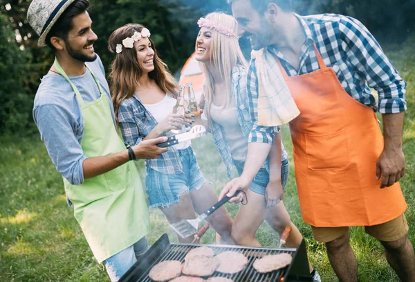 Vänner med grill — Stockfoto