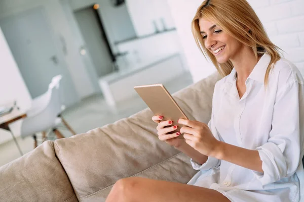 Zakenvrouw met digitale tablet — Stockfoto