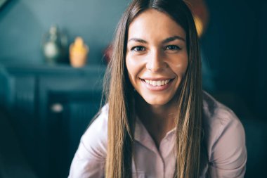 güzel esmer gülümseyen