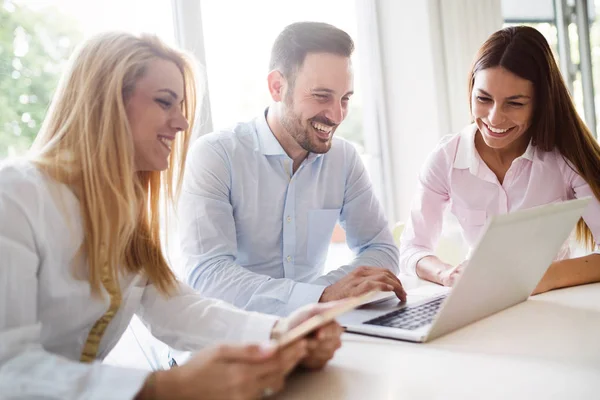 Arbetslag i office arbetar tillsammans — Stockfoto