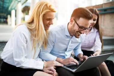 iş arkadaşlarınızla birlikte dizüstü bilgisayarda çalışan