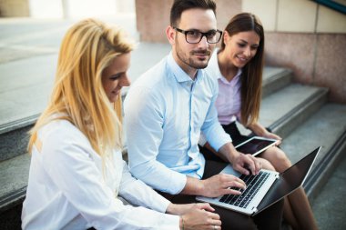 gülümseyen iş arkadaşlarınızla birlikte çalışma