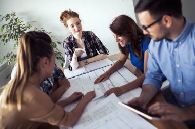 İş ortakları belgeleri tartışıyor