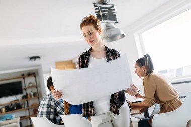 güzel genç kadın iş