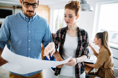 İş ortakları belgeleri tartışıyor