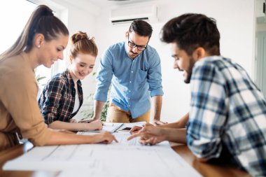 İş ortakları belgeleri tartışıyor