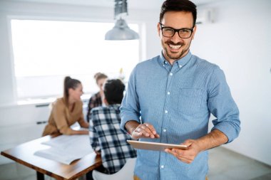 yakışıklı erkek Yöneticisi'ni kullanarak Tablet