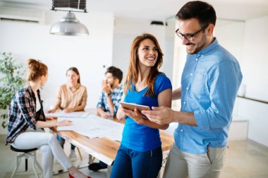 İş ortakları belgeleri tartışıyor